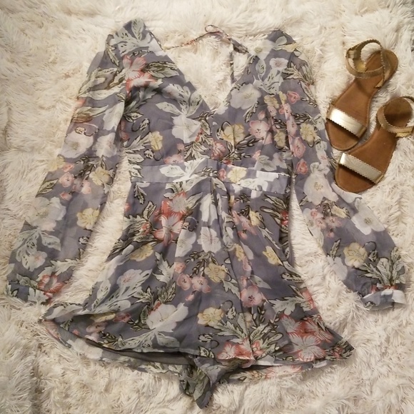 Cals Other - 🍋Grey floral long sleeve romper